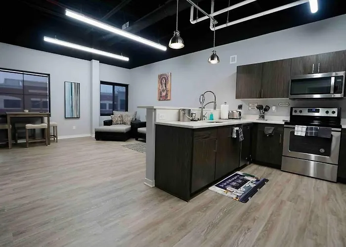 Luxury 1-Bedroom Loft In The Heart Of Dearborn